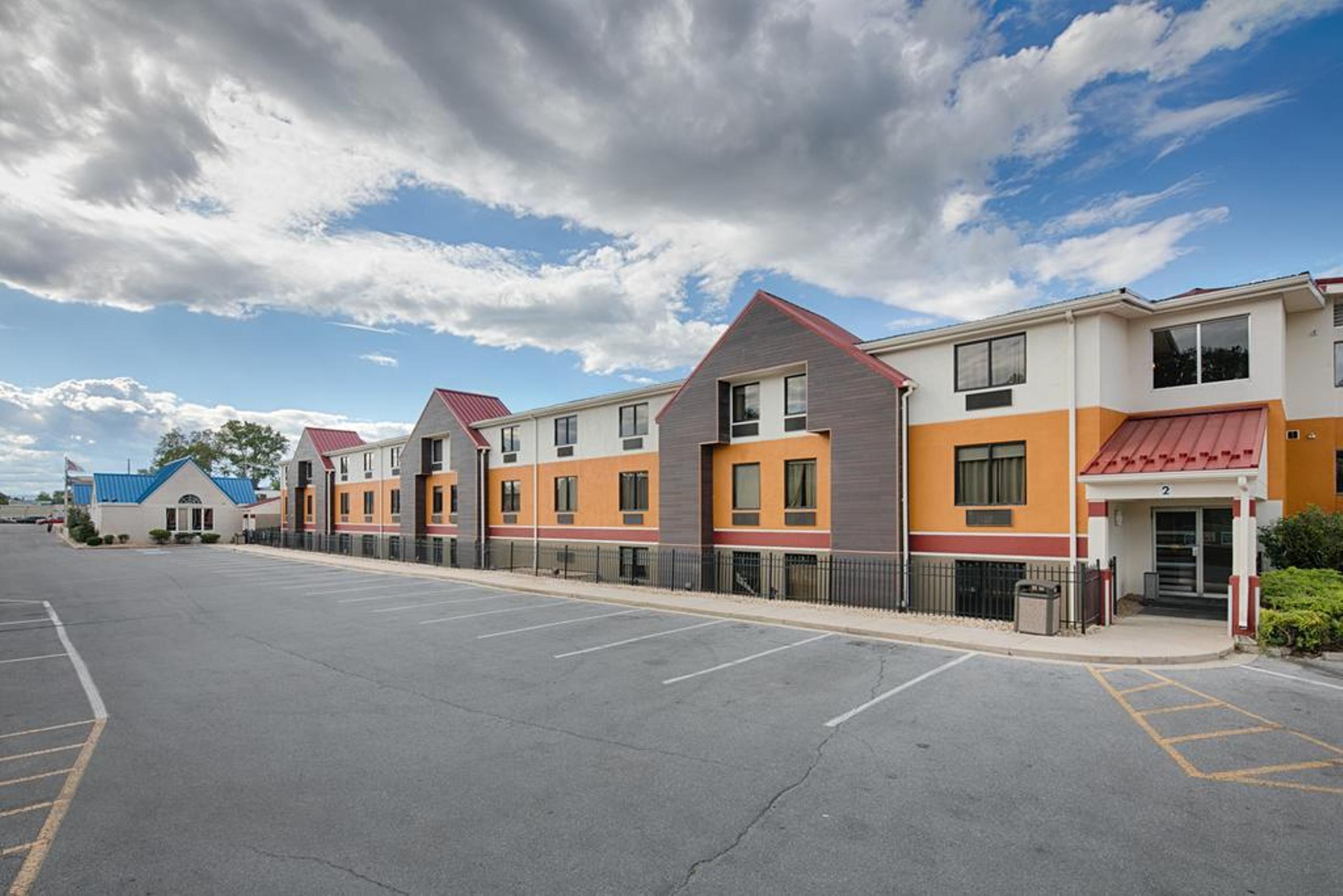 Clarion Inn&Suites Chambersburg Exterior foto